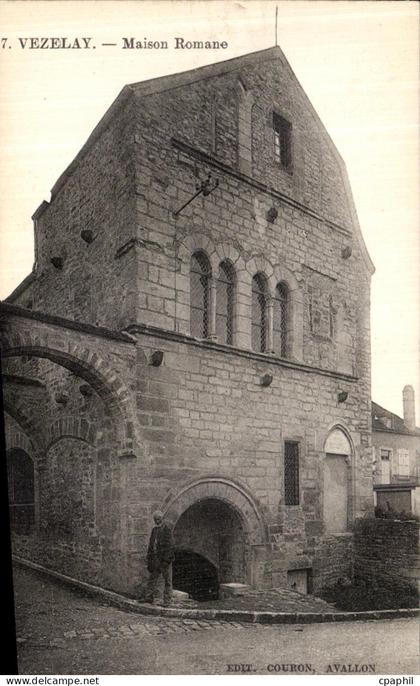 CPA Vezelay Maison Romane
