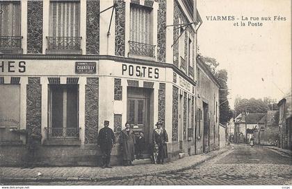 CPA Viarmes La Rue aux Fées et la Poste