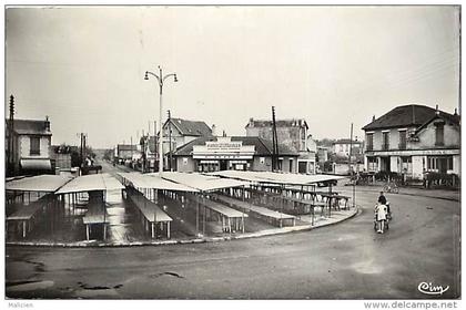 - ref -H791 - essonne - vigneux sur seine - place anatole france et son marche - cafe tabac - magasin coop -
