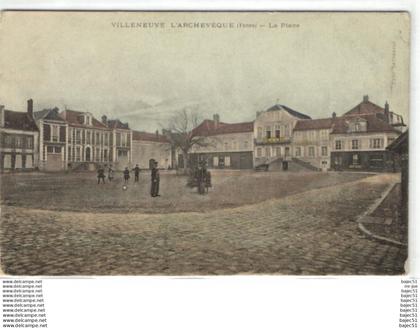 Villeneuve l'Archevêque - la place