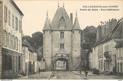 CPA Villeneuve sur Yonne Porte de Sens Vue interieure