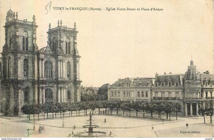 CPA Vitry le Francois (Marne) Eglise Notre Dame et Place d'Armes
