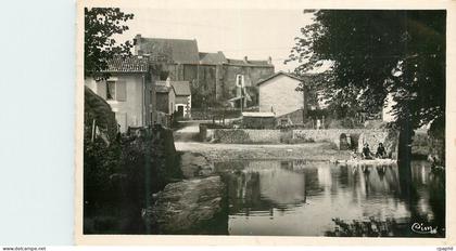 CPM Vivonne Vienne La Vieille et le Palais