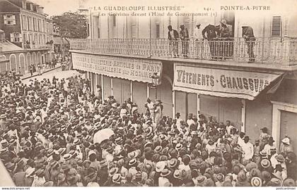 Guadeloupe - POINTE A PITRE - Les Grévistes devant l'Hôtel du Gouvernement - Ed. La Guadeloupe Illustrée 241.