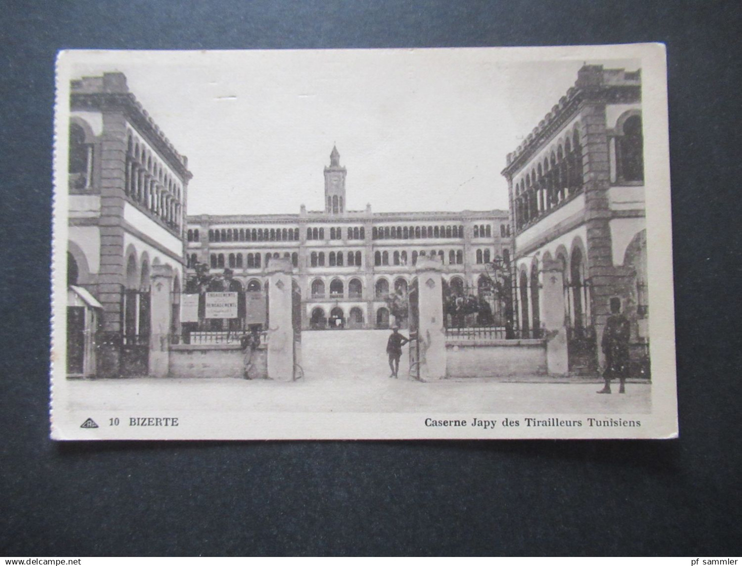 Frankreich  Kolonie Tunesien 1940er Jahre AK Bizerte Caserne Japy des Tirailleurs Tunisiens / Soldat vor der Kaserne