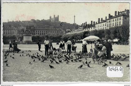 LYON 2- PLACE BELLECOUR- LES PIGEONS