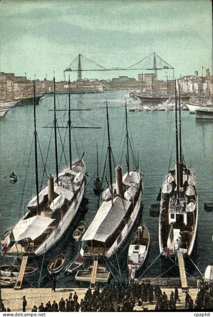 CPA Marseille Yachts dans le vieux port Bateaux