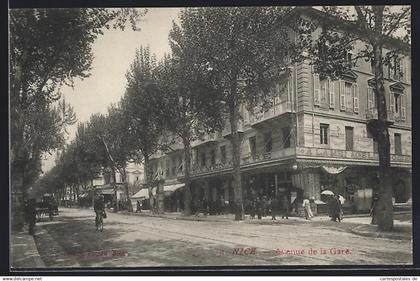 CPA Nice, Avenue de la Gare avec cycliste et passants