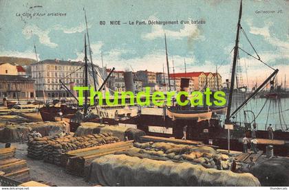 CPA 06 NICE LE PORT DECHARGEMENT D'UN BATEAU