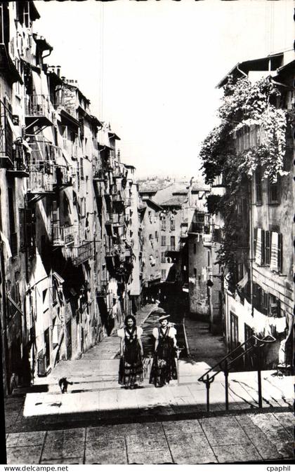 CPM Nice Une Rue Pittoresque Du Vieux Nice Folklore Femmes