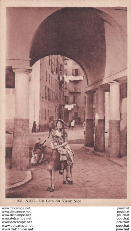 S1-06) 06 - NICE - UN COIN DU VIEUX NICE - ( ANIMEE - HEUNE FILLE NICOISE A DOS D'ANE - 2 SCANS )