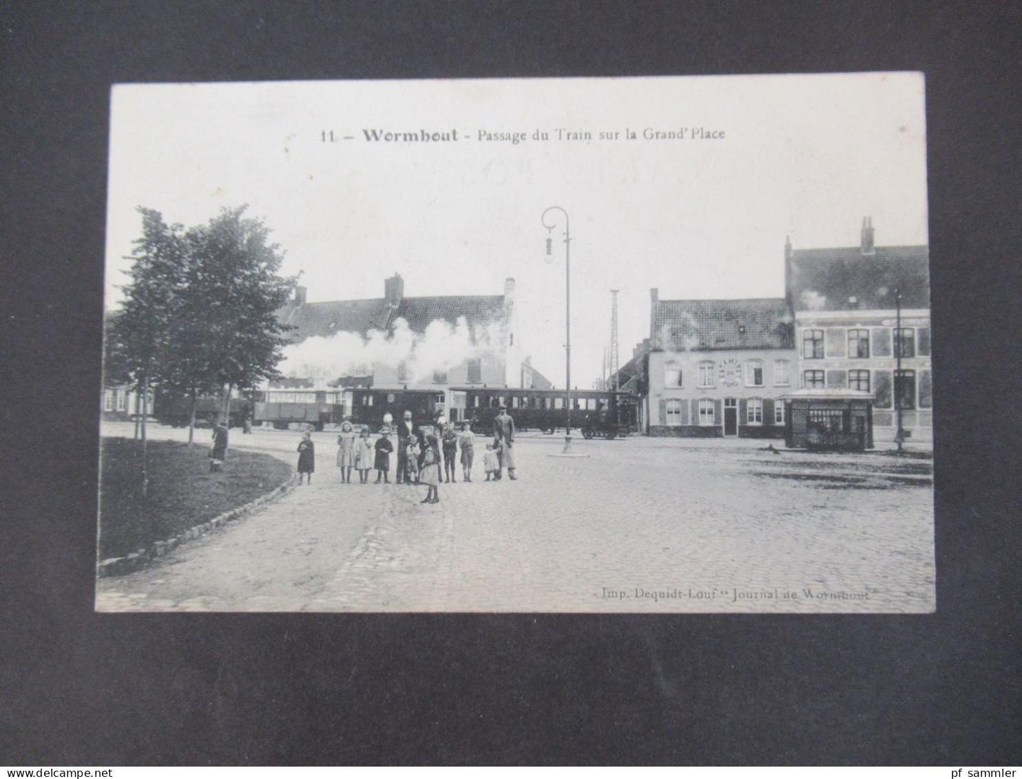 Frankreich um 1910 AK WORMHOUT Passage du Train sur la Grand Place / Eisenbahn / Dampflok mit Waggons
