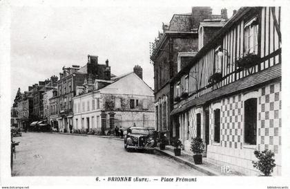 D27 - BRIONNE < VUE ANIMEE DE LA PLACE FREMONT
