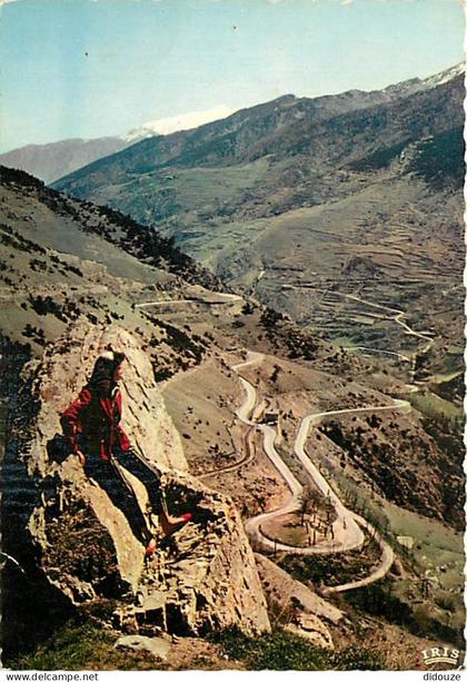 66 - Pyrénées Orientales - La Cerdagne - Les lacets de la route de Mont-Louis à Prades - au loin : Le massif du Canigou