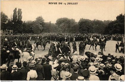 CPA PARIS Revue du 14 Juillet (577509)