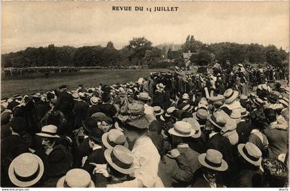 CPA PARIS Revue du 14 Juillet (577515)