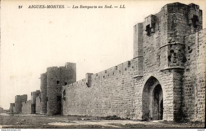 CPA Aigues Mortes Les remparts au Sud