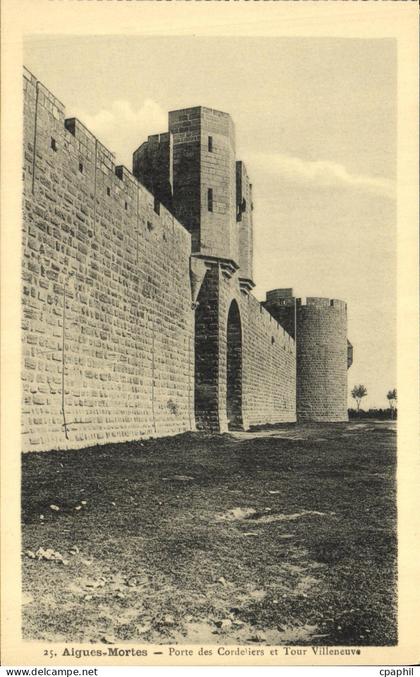 CPA Aigues Mortes Porte des Cordeliers et Tour Villeneuve