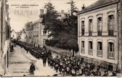 Ancenis CPA Defile de regiment rue Villeneuve