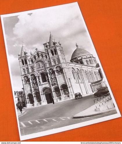 Angoulême Cathédrale Saint-Pierre Vue de la Place Saint-Pierre