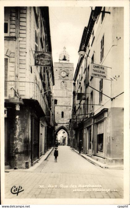 CPA Apt Rue Des Marchands autour de l'horloge