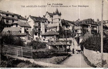CPA Les Pyrenees Argeles Gazost Vieiles Maisons et Tour Mendague
