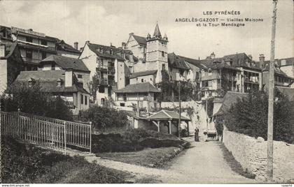 CPA Les Pyrenees Argeles Gazost Vieilles Maisons et la Tour Mendagne