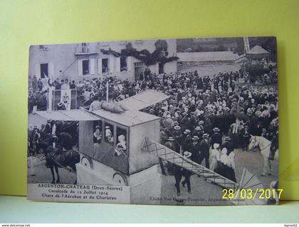 ARGENTON-CHATEAU (DEUX-SEVRES) LES FETES. CAVALCADE DU 12 JUILLET 1914. CHARS DE L'AEROBUS ET DU CHARLATAN.