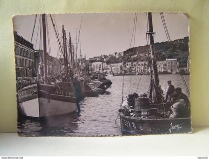 AUDIERNE (FINISTERE) ACTIVITE DU PORT.