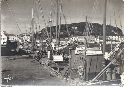 CPSM Audierne Thoniers et Sardiniers le long du Quai