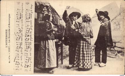 CPA L Auvergne La Bourree d Auvergne Folklore Costume