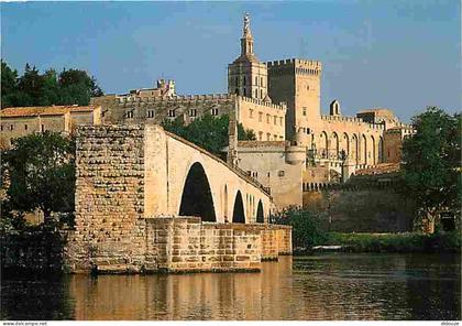 Carte Postale - 84 - Avignon - Le Palais des Papes - Pont Saint Benezet - Petit Palais - Clocher de la Cathédrale Notre-