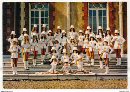 CPM - BEAUMESNIL-BEAUMONT (Eure) - Les Majorettes de Beaumesnil-Beaumont devant le Chateau...