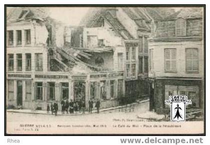 59 Bergues - GUERRE 1914-15... Bergues bombardée, Mai 1915 - Le Café du Midi - Place de la République - cpa