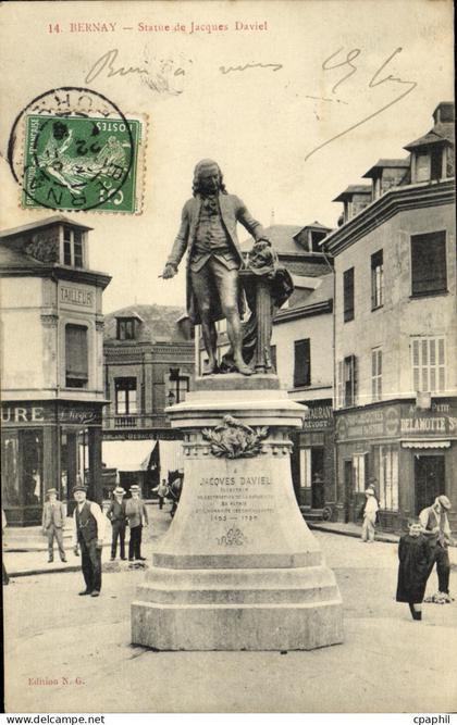 CPA Bernay Statue de Jacques Daviel