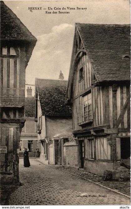 CPA BERNAY - Un Coin du Vieux BERNAY Rue des Sources (392945)