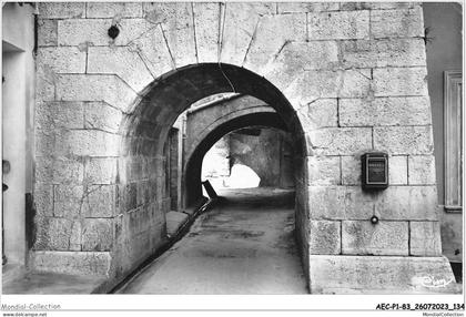 AECP1-83-0068 - BESSE-SUR-ISSOLE - vieille ruelle médiévale