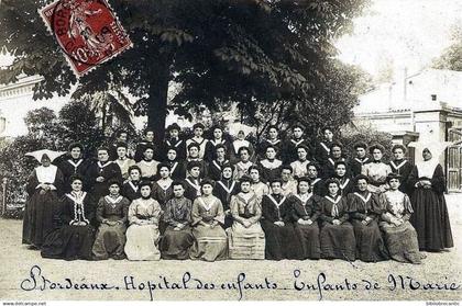 D33 < CARTE PHOTO PRIVEE - BORDEAUX <  HOPITAL DES ENFANTS - LES ENFANTS DE MARIE en 1908