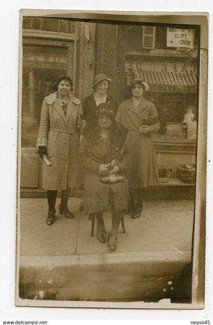 carte photo.commerce.souvenir de la braderie de Bourbonne-les Bains le 24 Avril 1932 devant une épicerie.