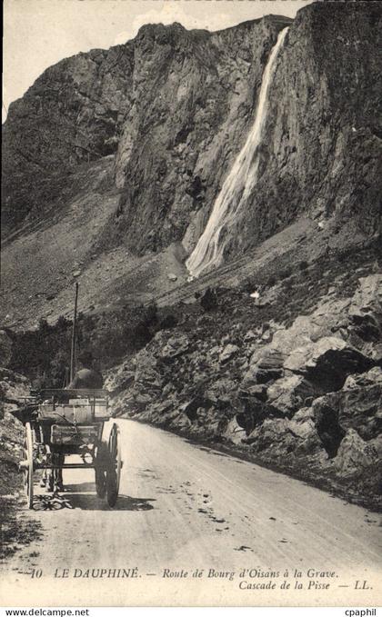 CPA Le Dauphine route de Bourg d'oisans a la Grave cascade de la Pisse Automobile