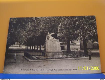 BRAY-SUR-SEINE (SEINE ET MARNE) LE TAPIS VERT ET MONUMENT AUX MORTS.