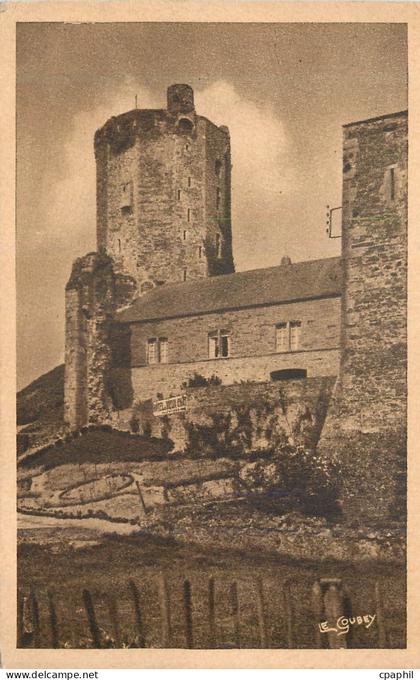 CPA La NOrmandie Pittoresque Bricquebec (Manche) Le Donjon vu des Remparts