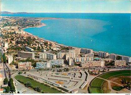CPM Au Soleil de la Cote d'azur Cagnes sur Mer Vue aerienne de la Ville En premier plan l'hypodrome