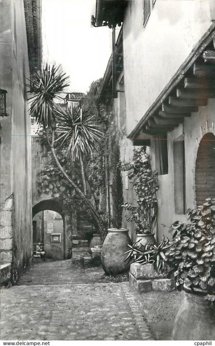 CPM Cagnes-Sur-Mer Rue du Vieux Cagnes et la Porte St Roch