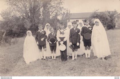L4-47) CASTELJALOUX - CARTE PHOTO BALISTAI - CASTELJALOUX - FERME - UN GROUPE  DE JEUNES COMMUNIANTS  - ( 2 SCANS )