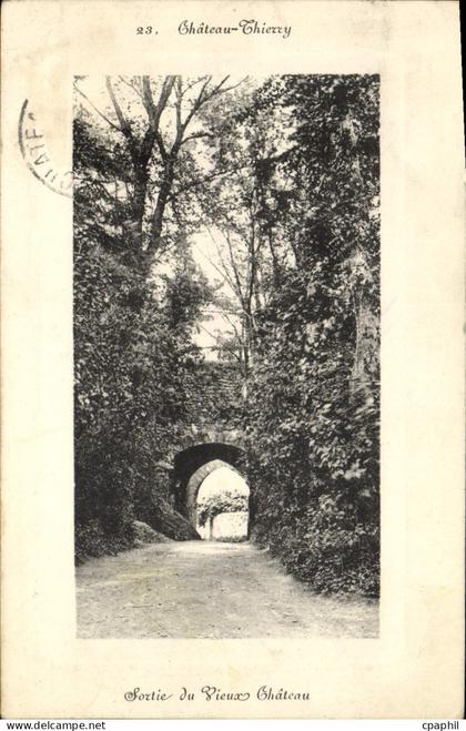 CPA Château Thierry Sortie du Vieux Chateau