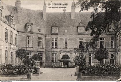 Chateauneuf sur Cher - Cour d Honneur du Chateau - CPA