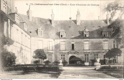 CPA Chateauneuf sur Cher Cour d honneur du chateau