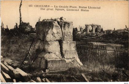CPA Chaulnes Grande Place Statue Lhomond (1498848)