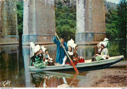 CPM La Normandie Sur les rives de l'Orne a Clecy Calvados Folklore